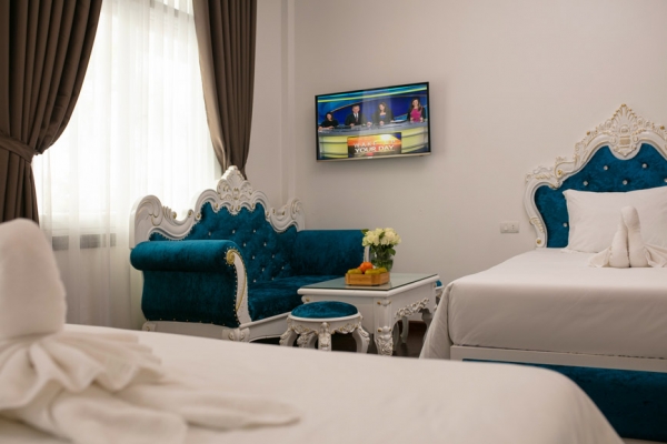 ANCIENT FAMILY WITH POOL VIEW